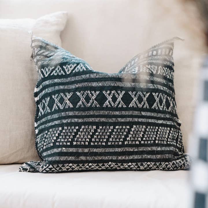 Ökenrandig Kaktussilke Kudde | Svart för wholesale av Apartment F - shipping from Austin, TX