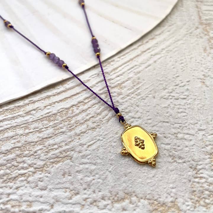 Amethistketting met bloemenmedaillon – Intuïtie en persoonlijke groei - Ava voor wholesale door YSIE