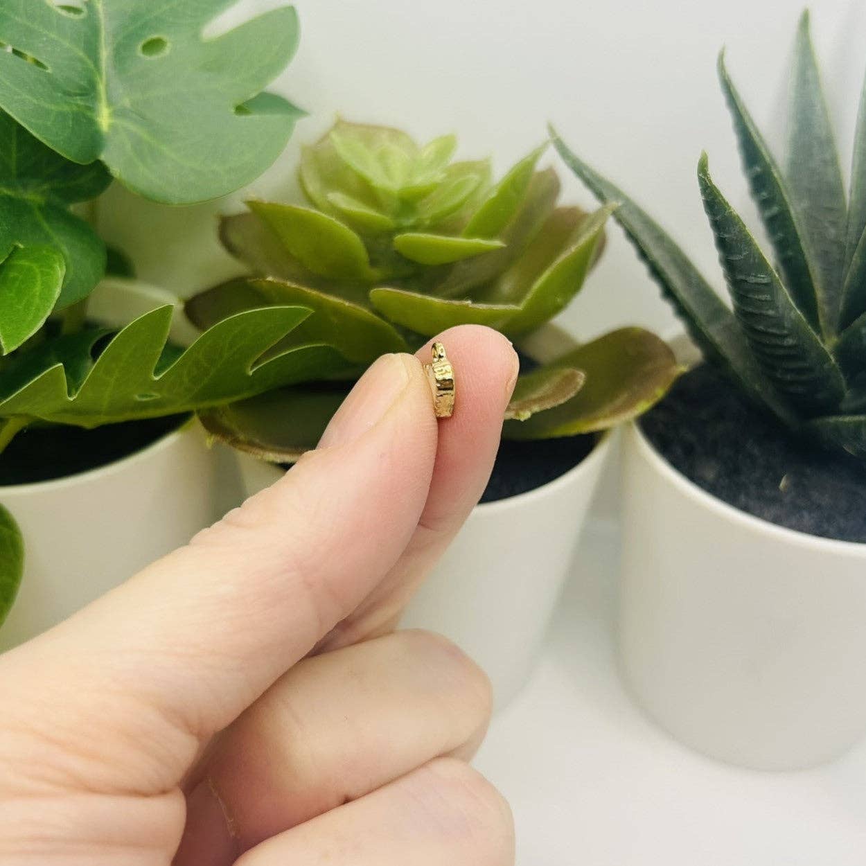 Guerrilla Charm - Vente Breloques/médailles personnalisées - Petits pendentifs cœur en émail blanc et or, 9x8mm2