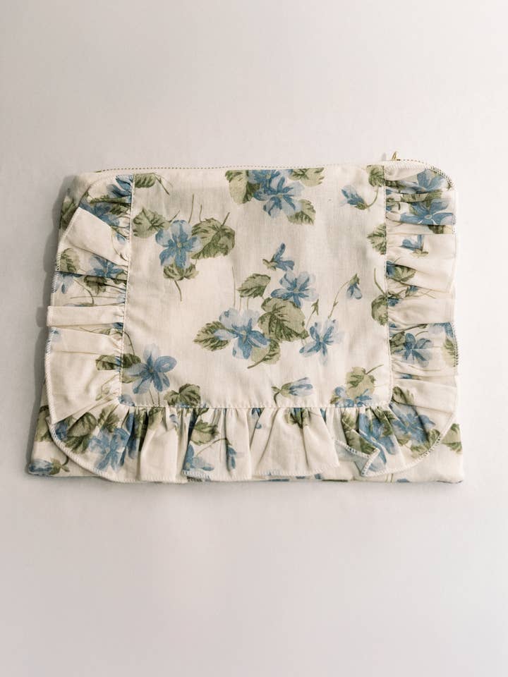 Cornflower Lane | Pochette con Cerniera a Balze Floreali Senza Tempo per la vendita all'ingrosso da parte di Piper&Cloth