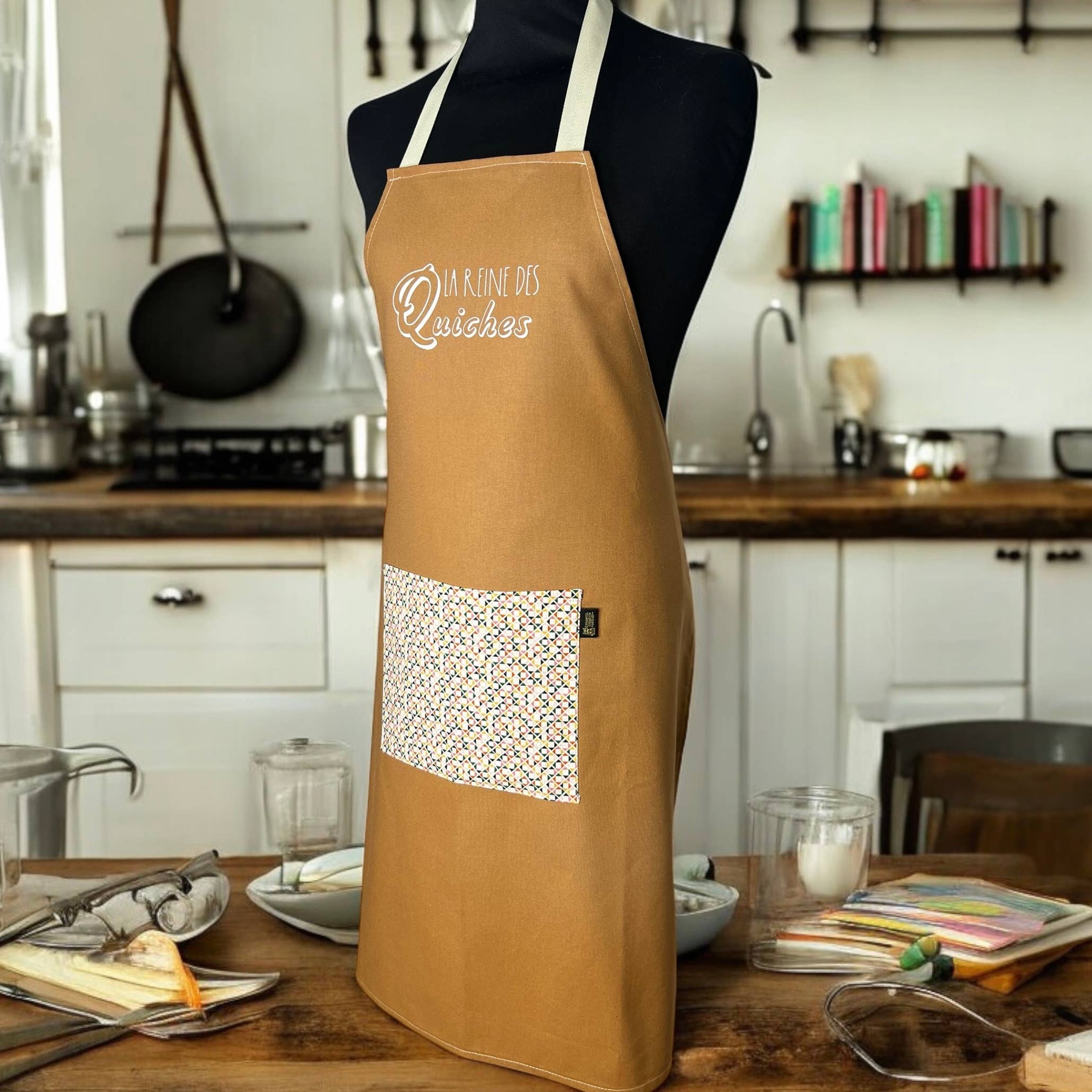 Emmanuel Création - Wholesale Apron - Apron, "The Queen of Quiches" camel1