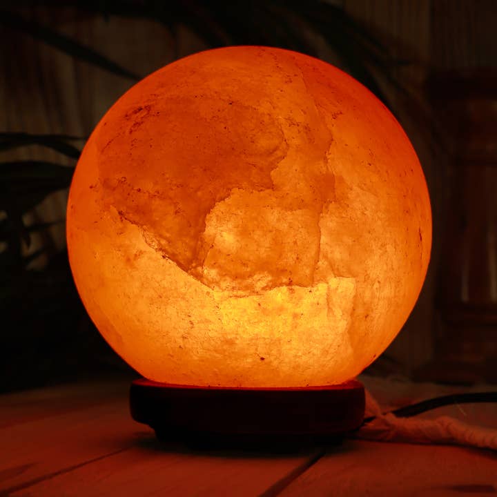 Globe en cristal de sel de l'Himalaya pour la vente par Natures Artifacts Inc