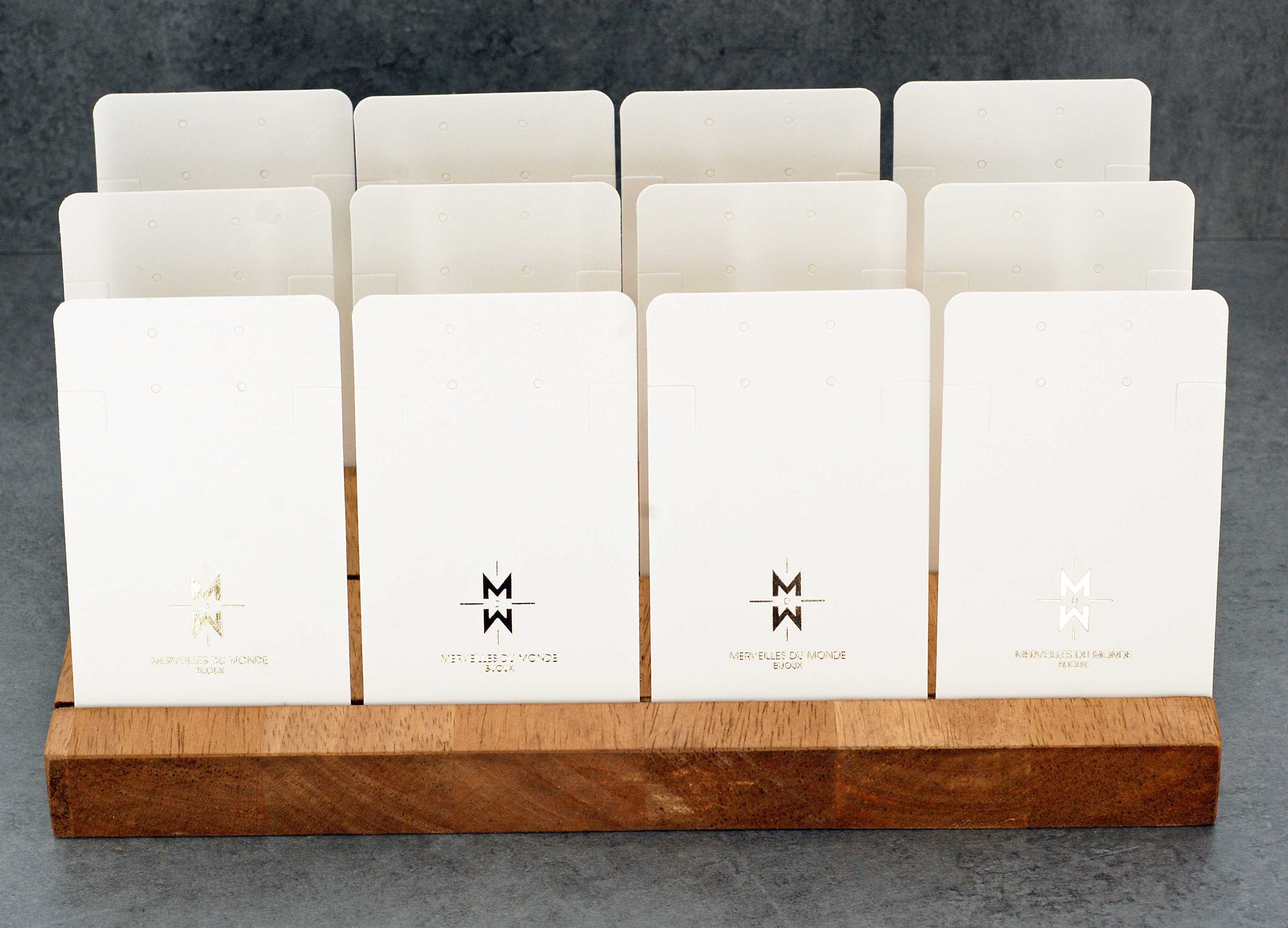 Merveilles du Monde – Engroshandel Hængeøreringe og creoløreringe – Trædisplay til smykker med kortlommer1