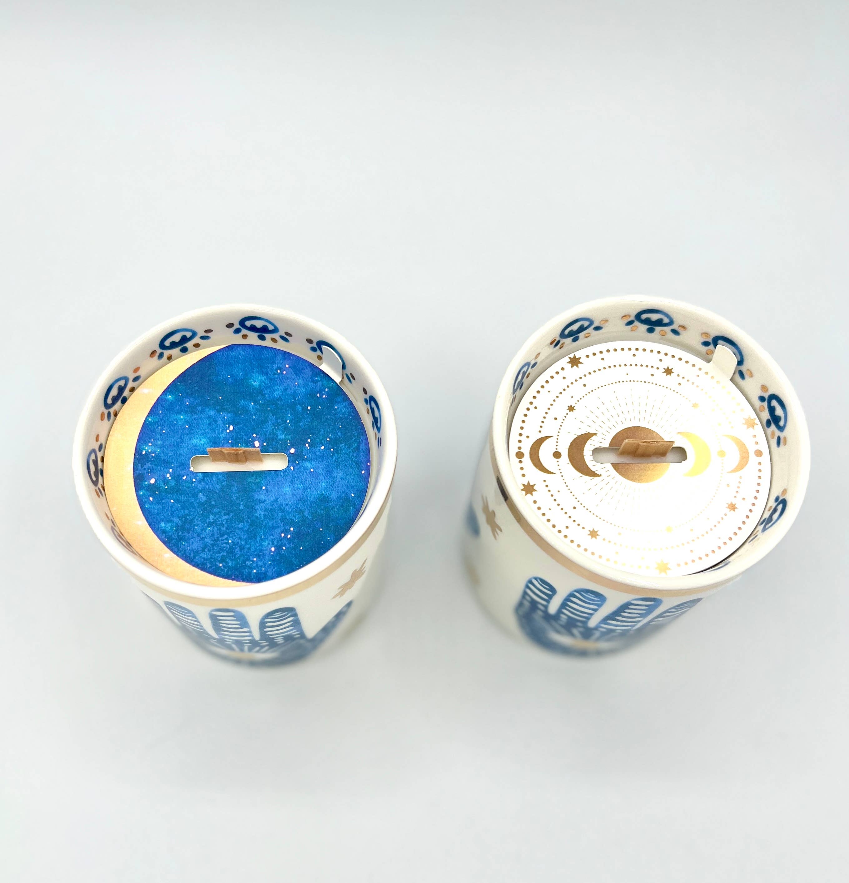 The Sacred Wild Candle Co – Velas de decoração por atacado – Nova vela Hamsa em cerâmica branca com detalhes em ouro e azul5