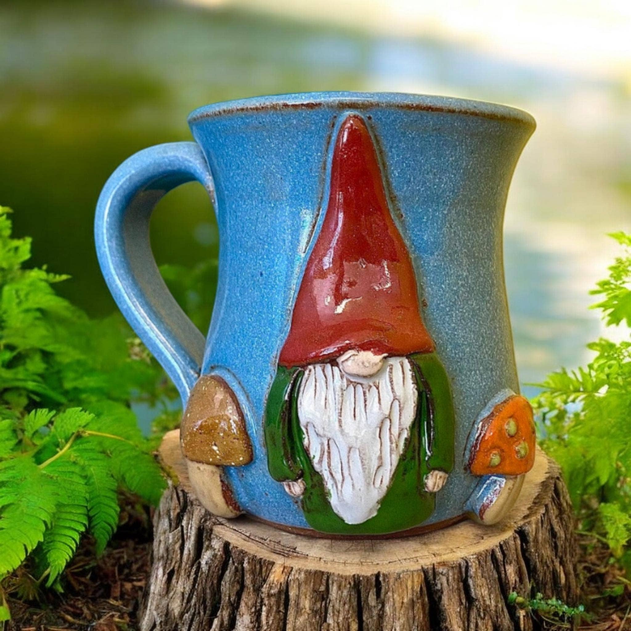 MudWorks Pottery – wholesale Kaffekoppar – Mugg med tomte och svampar
