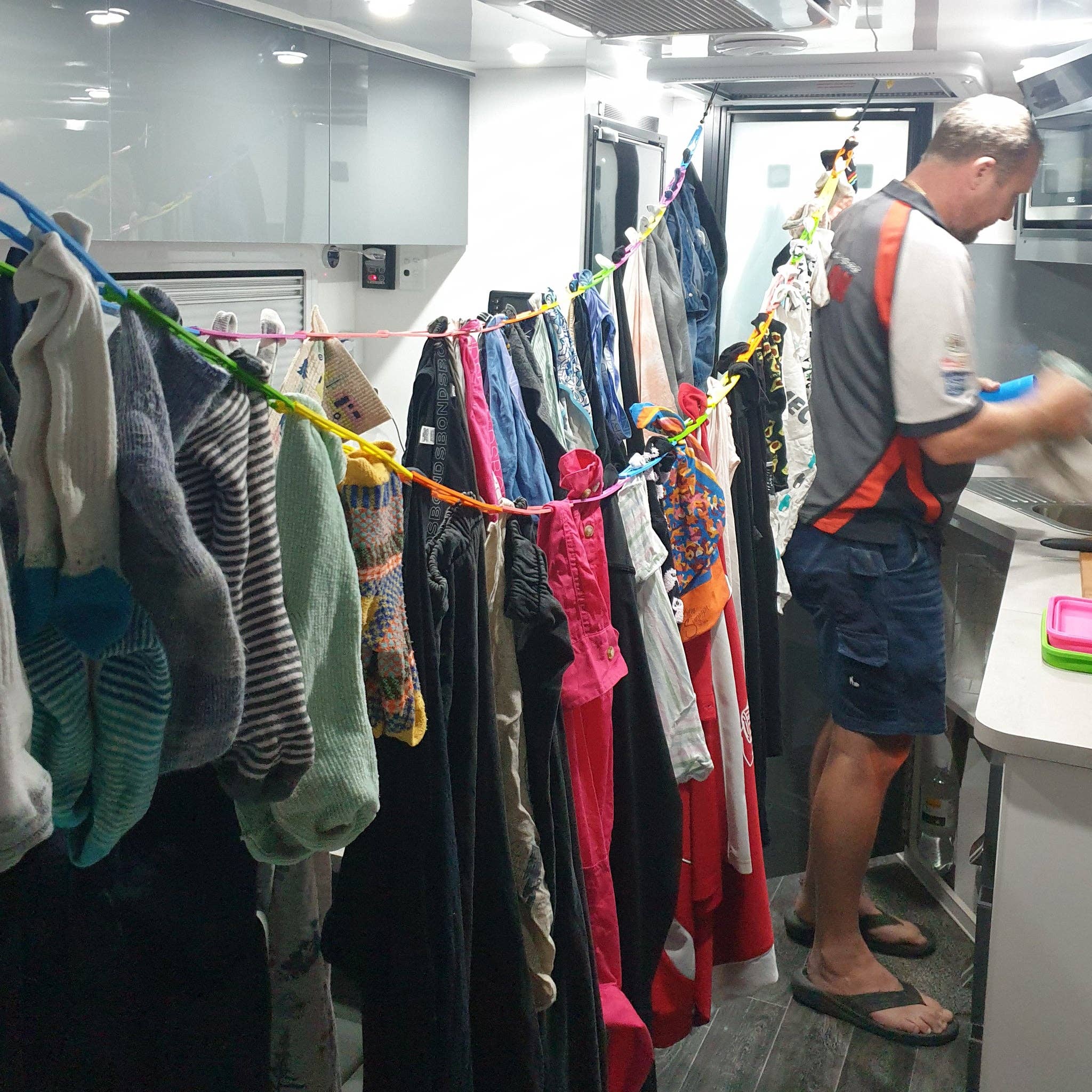 Van Go Collections - Wholesale Clothes hangers - Slide n’ Dry Pegless Clothesline11