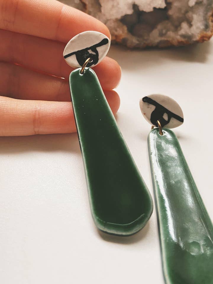 Ramona Green Statement Hängeohrringe, Steingut, Ton für den Großhandel von Gloria Faye