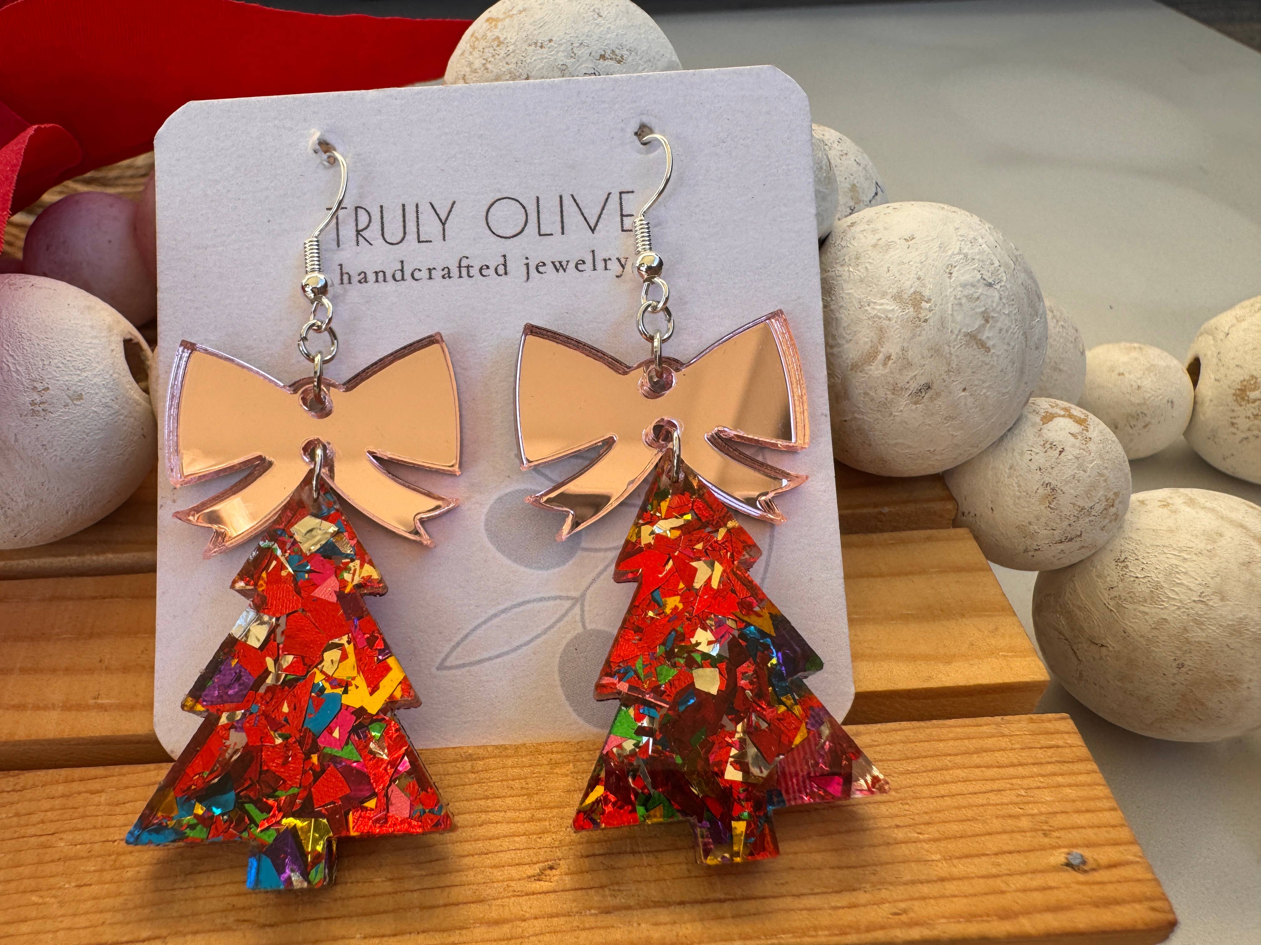 Truly Olive – Brincos de argola por atacado – Árvores de Natal com Brilho e Laço Dourado Rosé7