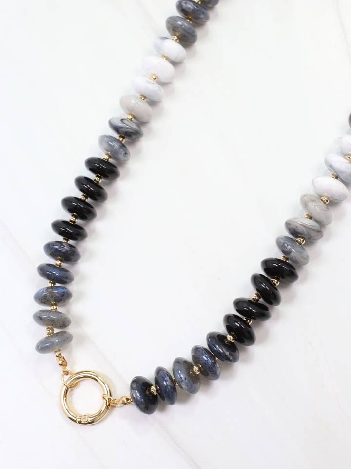 Collier à perles en pierre avec fermoir à bascule Fort Kent, mélange noir pour la vente par Caroline Hill