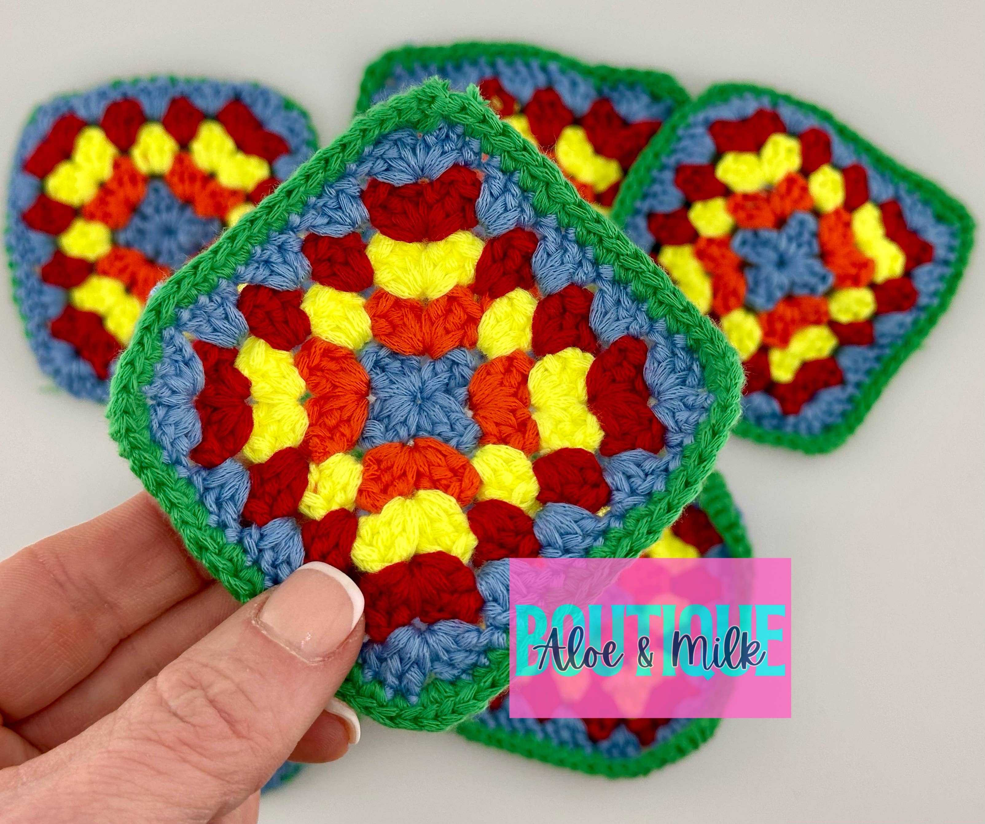 Aloe and Milk Boutique - Vendita all'ingrosso Toppe - Quadrato Granny all’Uncinetto, Cappellino Trucker con Quadrato Granny0