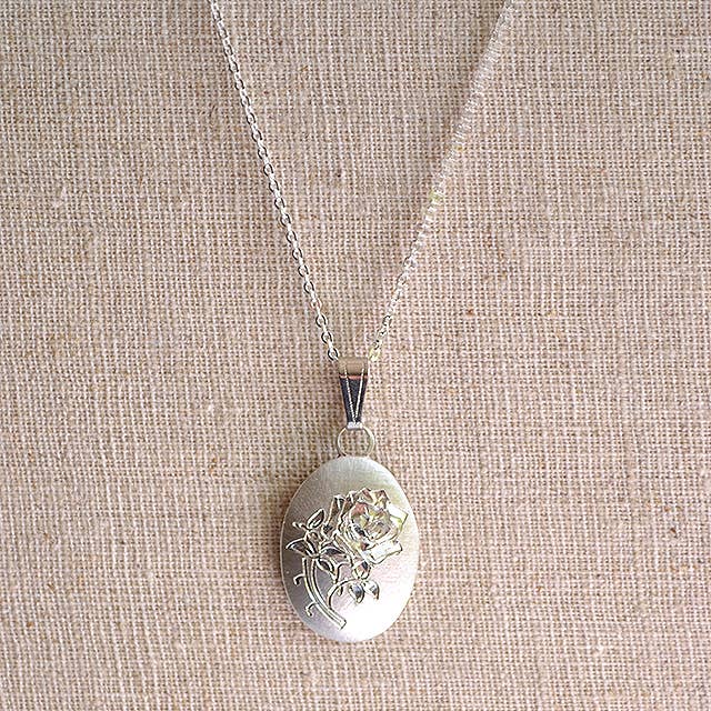 Pendentif ovale en étain en forme de fleur du mois de juin pour la vente par Nobska Craftsmen