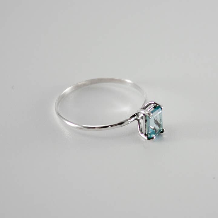 Bentley & Lo - Vendita all'ingrosso Anelli con pietra singola/solitario - Anello in argento Sterling con topazio blu cielo a quattro punte