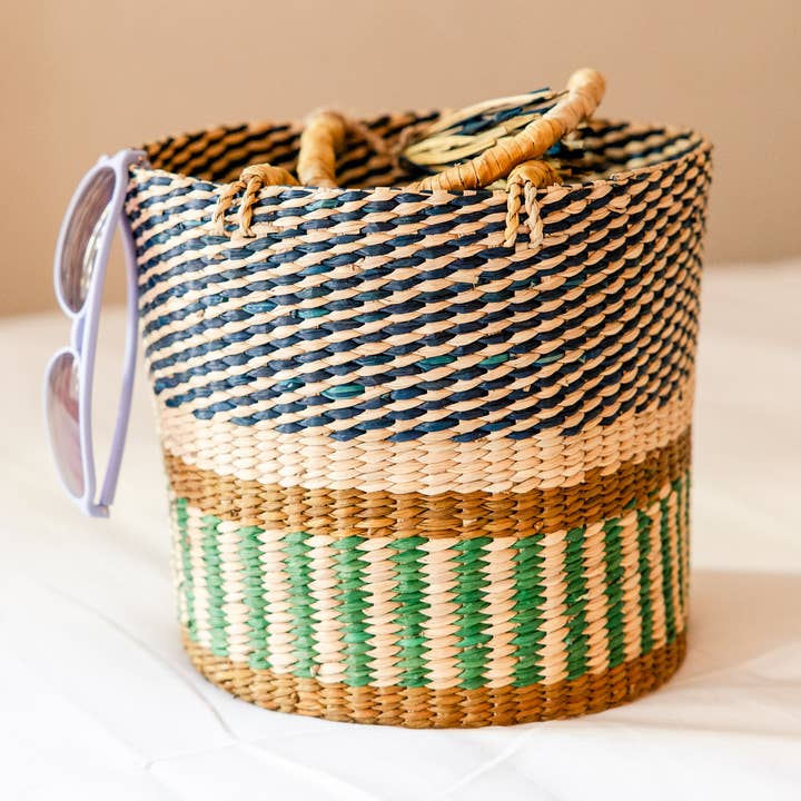 Panier fourre-tout en herbe Pathi rayée pour la vente par Rahab's Rope