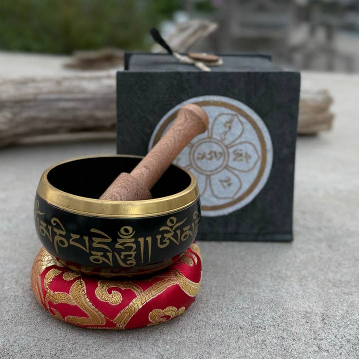 Lungta Imports - Vendita all'ingrosso Attrezzatura per meditazione - Set regalo completo di campane tibetane con ciotola incisa OM Mani Padme Hum.