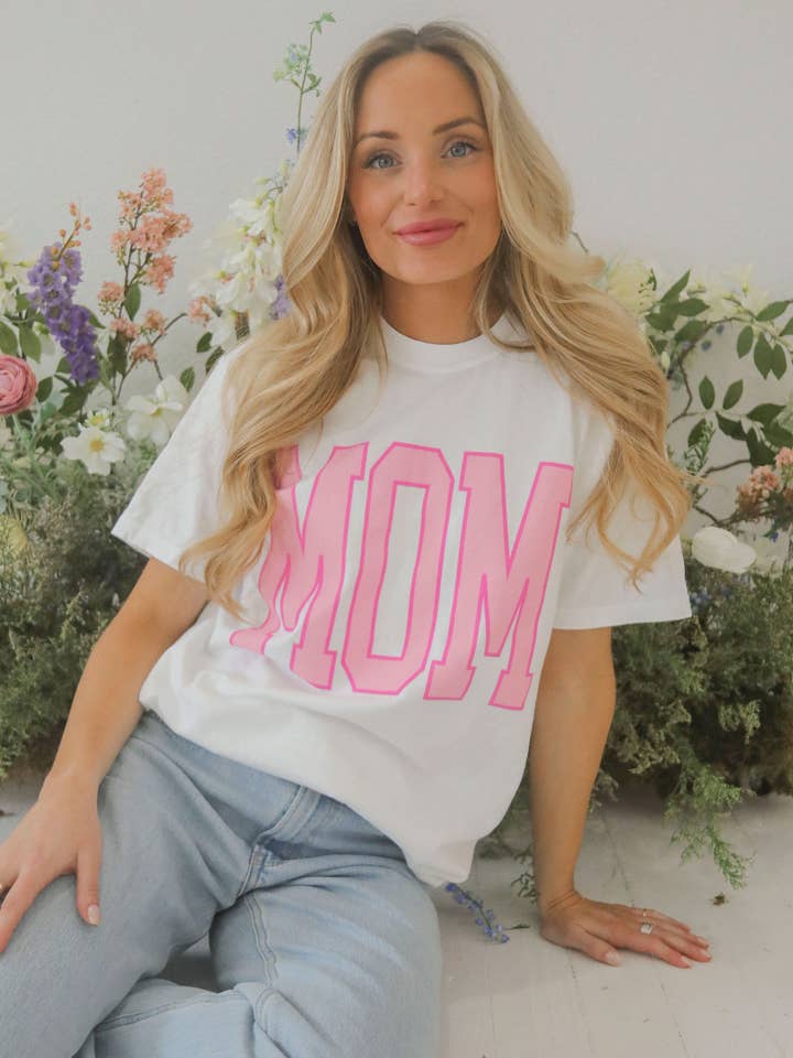 T-shirt Mom Pink pour la vente par CHARLIE SOUTHERN