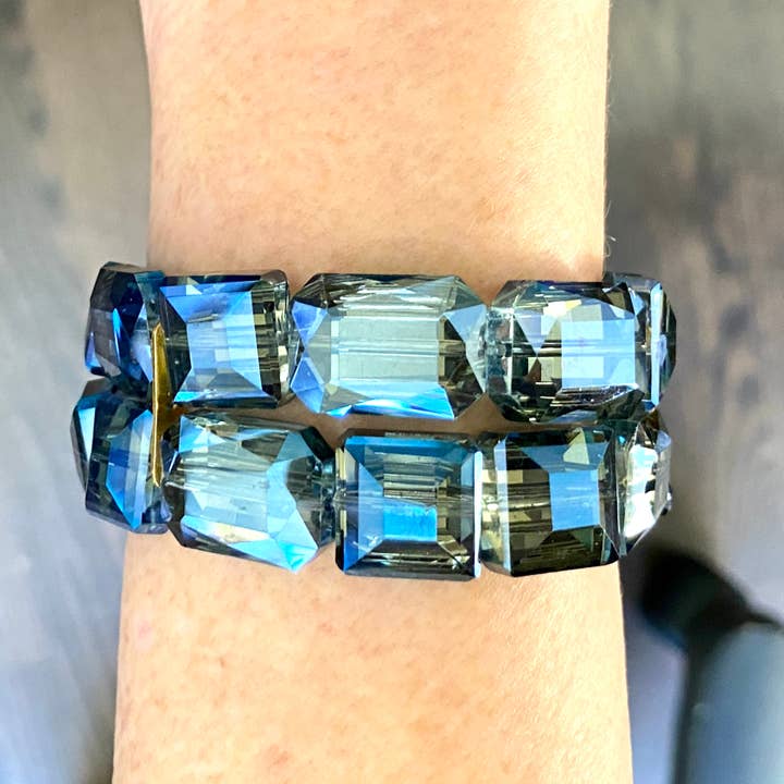 Mehrlagiges blaues Kristallarmband mit Stretch. für den Großhandel von Marble Designs Jewelry
