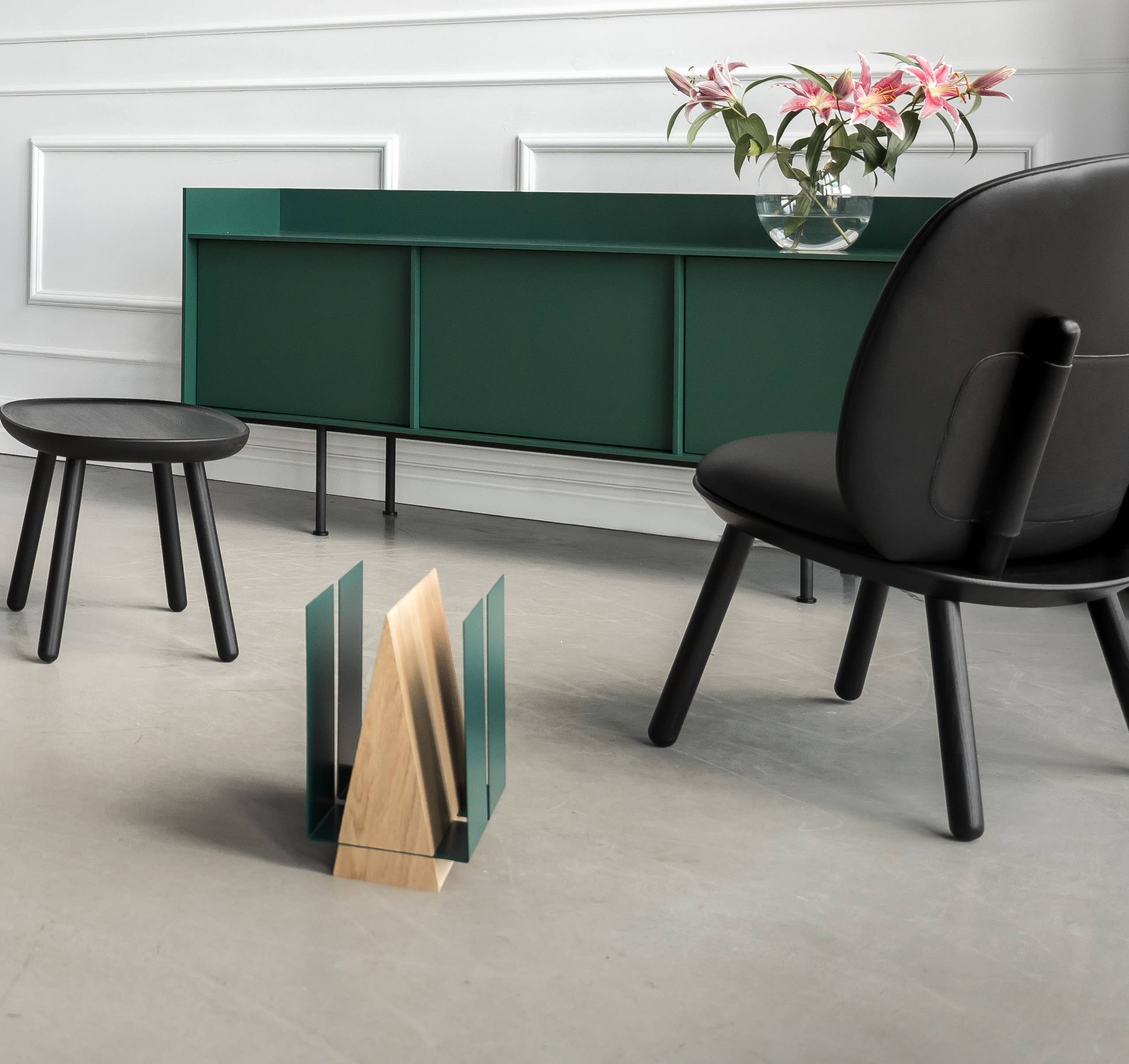 NAMUOS – Engroshandel Magasinhylde – Magasinholder WINGS i eg og grøn metal3