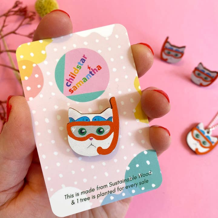 Childstar Samantha - Wholesale Lapel Pin/Button - White Cat Wearing Mask Eco Wooden Pin Badge - Snorkel Kitty