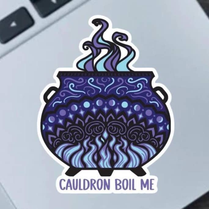 Kessel koch mich 2,5" Vinylaufkleber ACOTAR inspiriert für den Großhandel von Fable and Flame Co.
