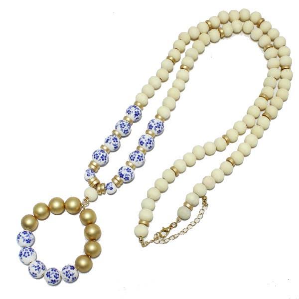 Long collier en céramique florale avec perles en bois pour la vente par SOPHIA WHOLESALE