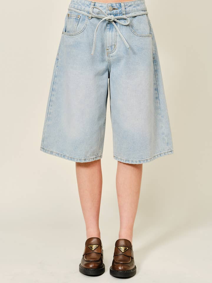 AJP5733 BERMUDASHORTS I DENIM MED BÄLTESDETALJ för wholesale av Aaron & Amber