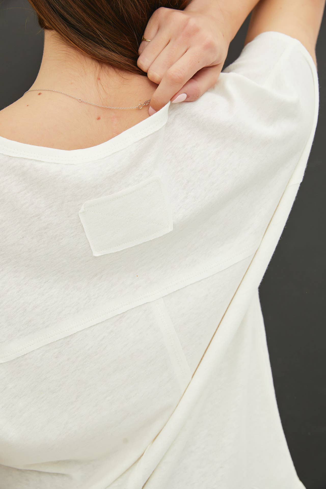 Be Cool - Wholesale T-Shirt - Women's - BACK RAW EDGE DETAILED V-NECK LINEN TEE 25