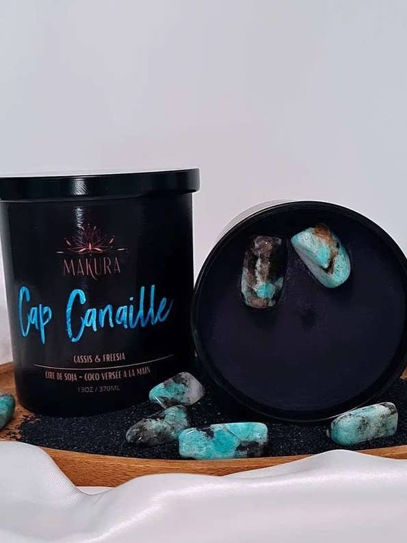 Cassis & Freesia „Cap Canaille“ duftlys for engroshandel hos Makura Candles