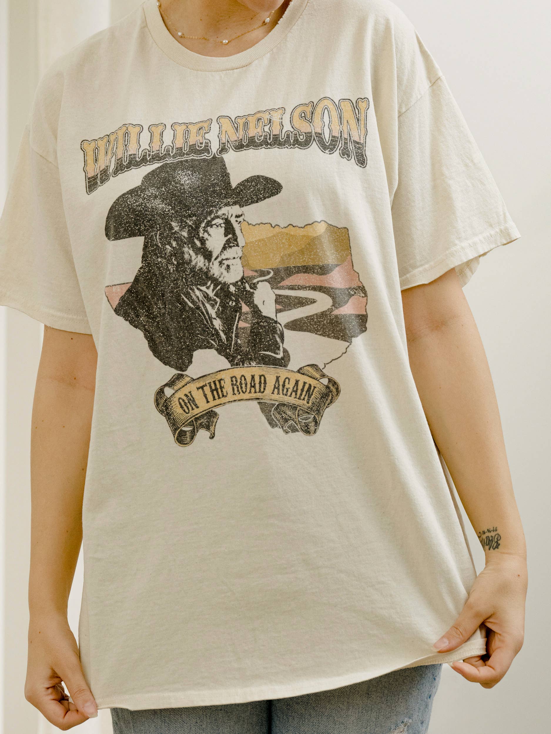 LivyLu - Vente T-shirt sérigraphié – unisexe - T-shirt à motif Thrifted blanc cassé Willie Nelson Desert Texas3