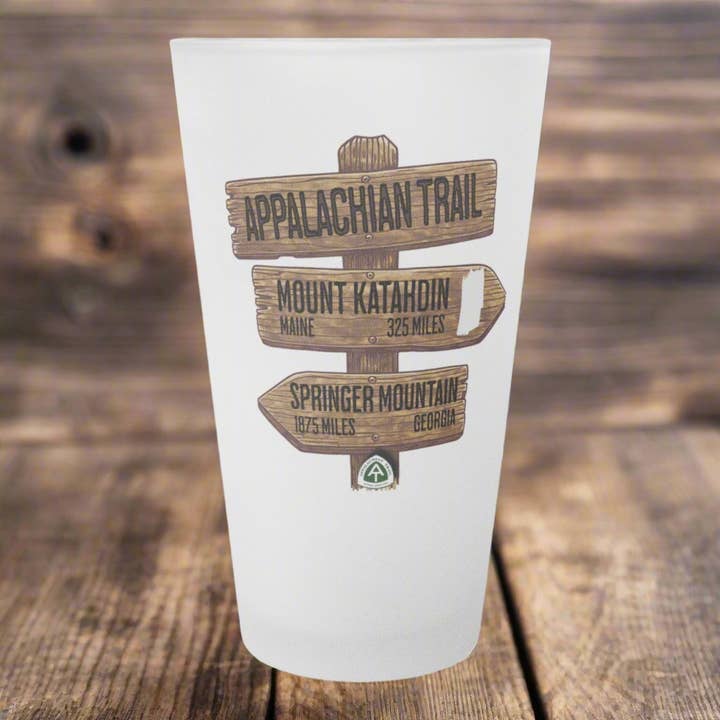 Park Service Apparel - Venta al por mayor Jarras de cerveza - Vaso de pinta esmerilado de 16 oz con señal de millaje de madera del Sendero de los Apalaches