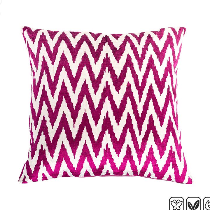 Taie d'oreiller décorative en velours de soie rose fuchsia zig zag pour la vente par OyzShop