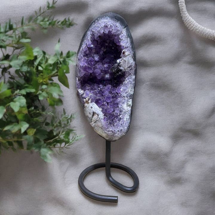 Quasar Gems USA - Wholesale Spiritual stone/crystal - Amethyst on Metal Stands Grade AA 1kg/2Lbs2