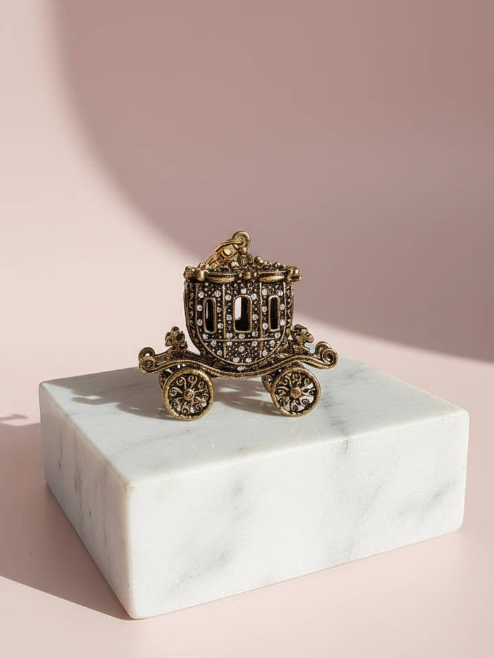 Portachiavi e Ciondolo per Borsa a Forma di Carrozza Principessa in Cristallo per la vendita all'ingrosso da parte di Arya Jewellery Wholesale