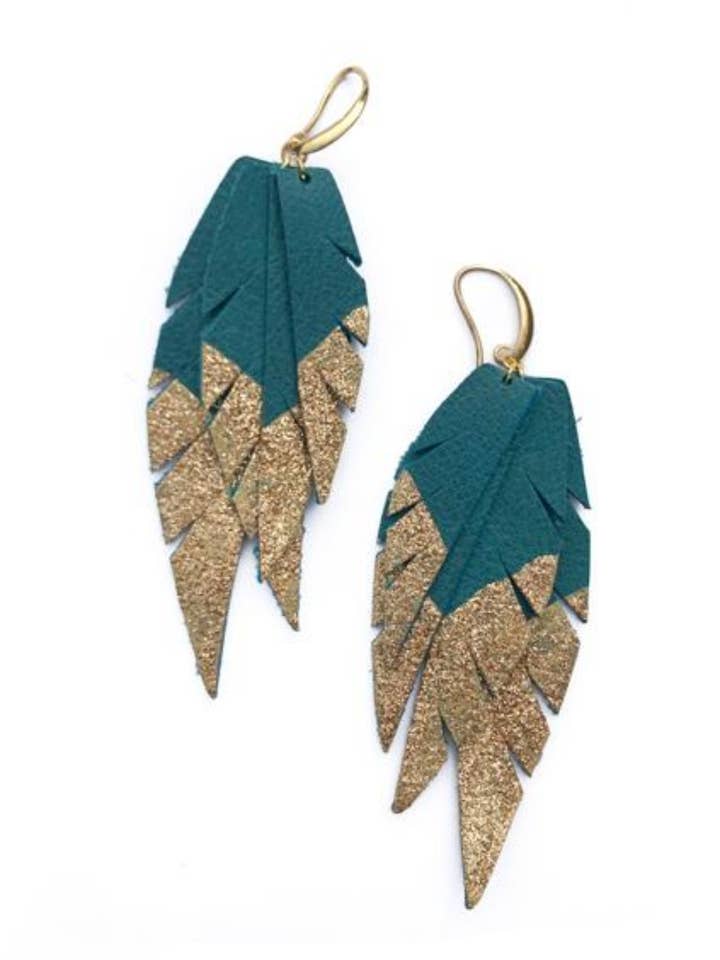 Orecchini in pelle stratificata, verde acqua e oro per la vendita all'ingrosso da parte di The Supply Society