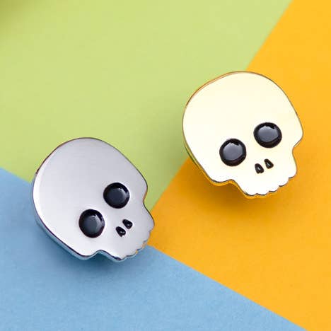 Skelly | Skull Emalje Pin | Lille forgyldt emalje revers for engroshandel hos Le Petit Pin