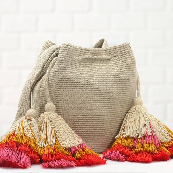 Bolso Rola artesanal Wayuu con borlas dobles y correa trenzada para venta al por mayor de Chila Bags