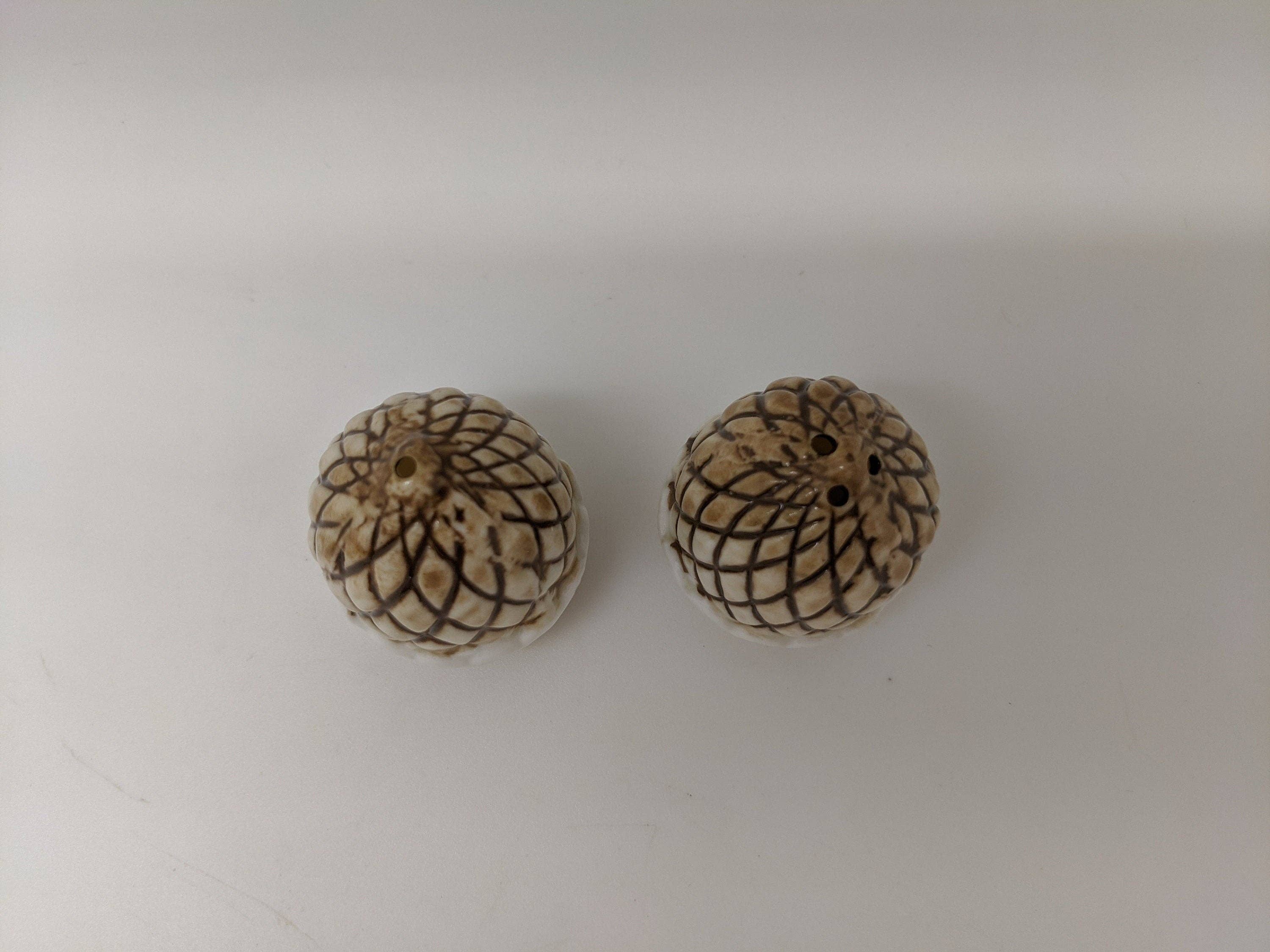 Green Pastures Wholesale – wholesale Salt & pepper shaker set – Salt And Pepper Shaker -Porcelain Squire Holding 2 Pinecones5