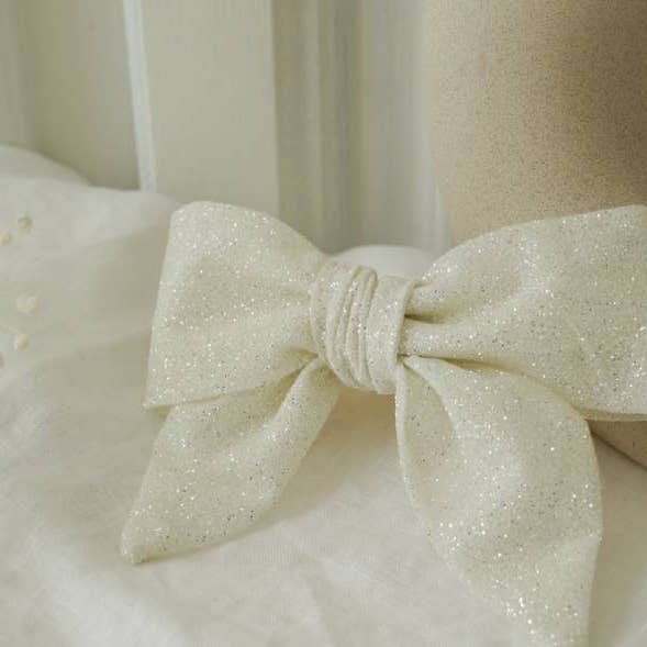 Weißer glitzernder Soulmate Bogenclip für den Großhandel von Bohomane