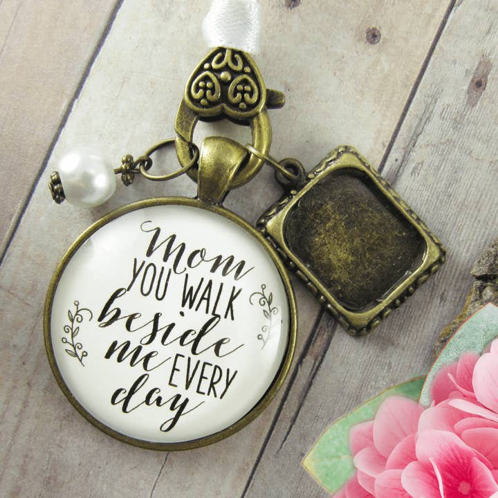 Bouquet de mariage, breloque photo Mom Beside Me, White Bridal ^ pour la vente par Gutsy Goodness