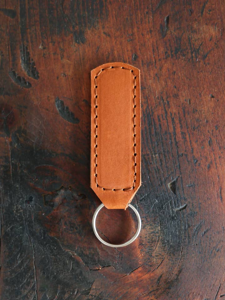 Benutzerdefinierter Schlüsselanhänger aus Cognac-Leder für den Großhandel von Jubilee Trading Co. | Ethical Trade Decor + Accessories