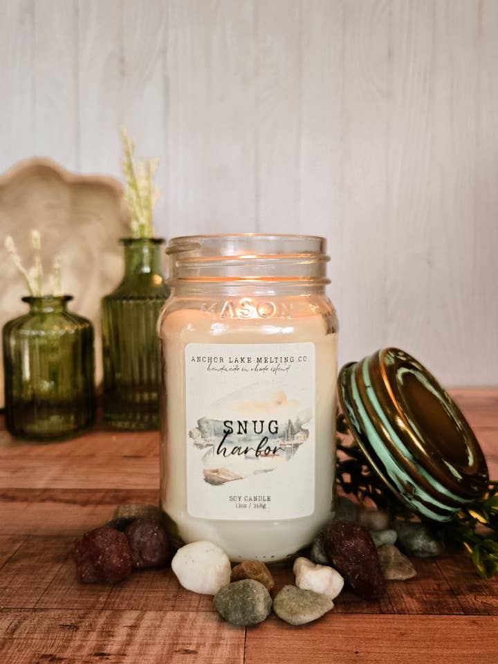 Snug Harbor | Poire Sucrée & Cannelle | Bougie en Cire de Soja dans un Pot Mason avec Mèche en Bois pour la vente par Anchor Lake Melting Co