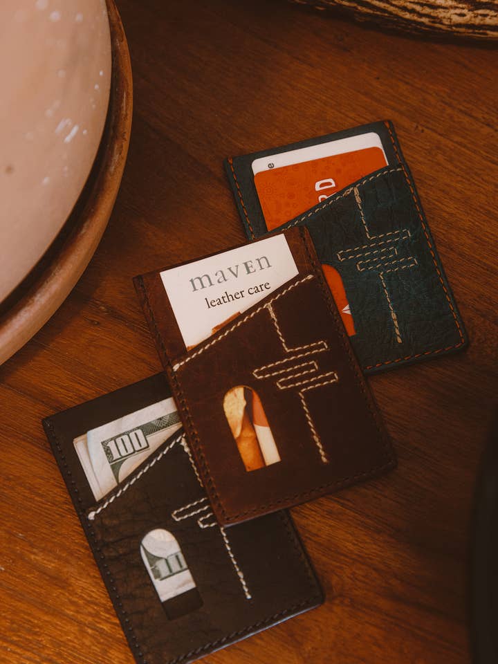 Portefeuille à glissière en cuir fait main avec porte-cartes de crédit pour la vente par Maven Leather + Design