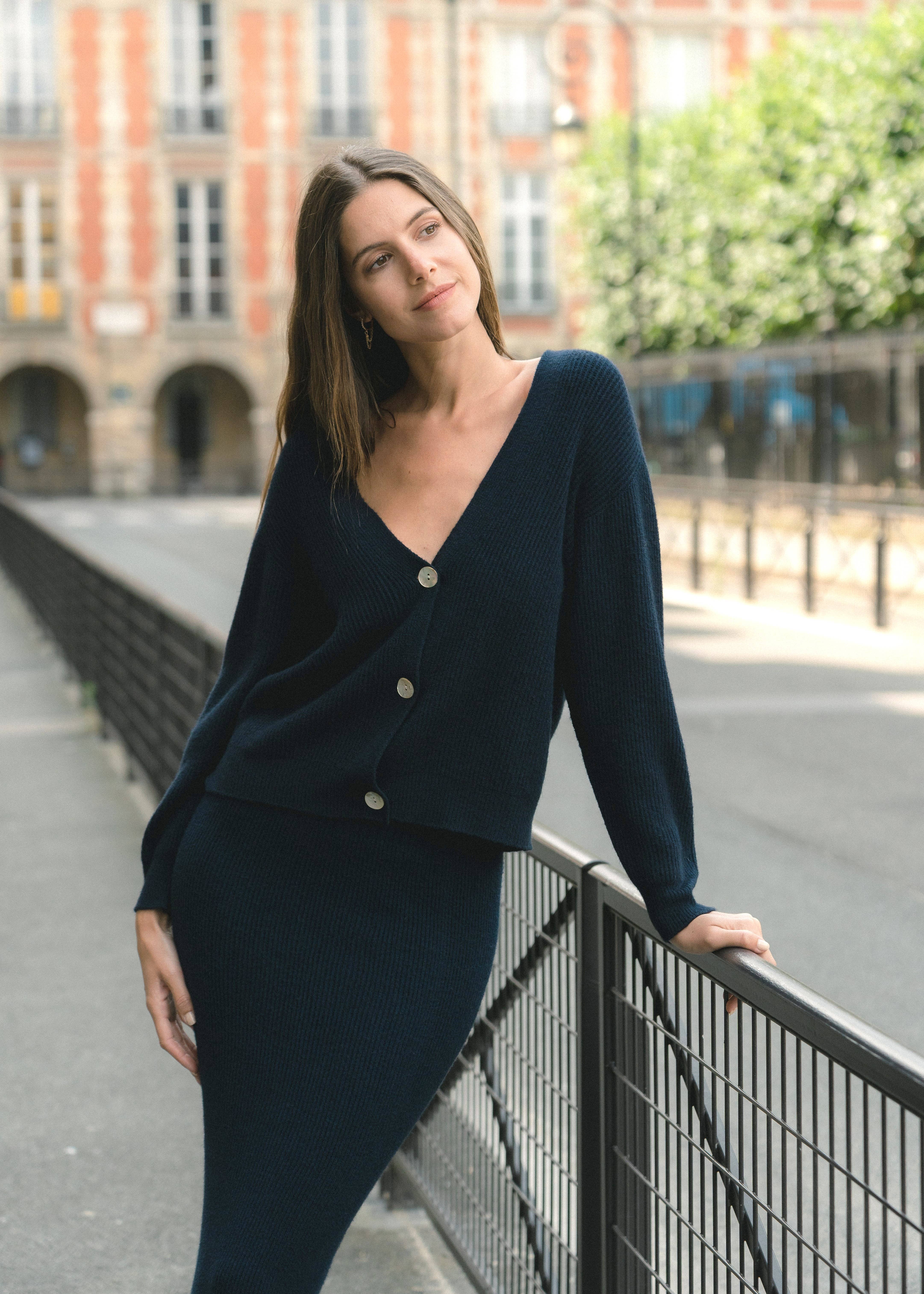 JULIA PARIS – wholesale Kofta - Dam – Ribbad kort kofta med långa ärmar och knappar9