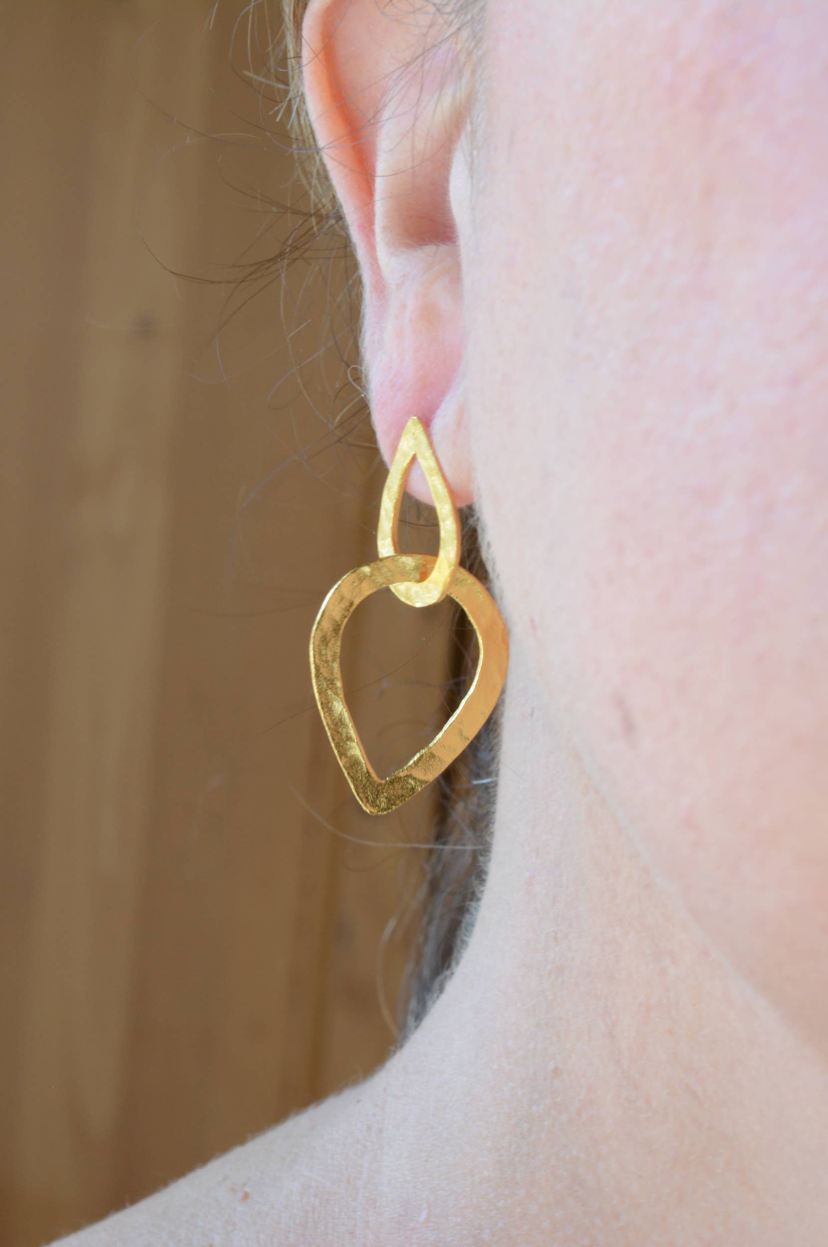 AJS Design Studio - Venta al por mayor Pendientes colgantes - Pendientes en forma de lágrima doble martillados en oro1
