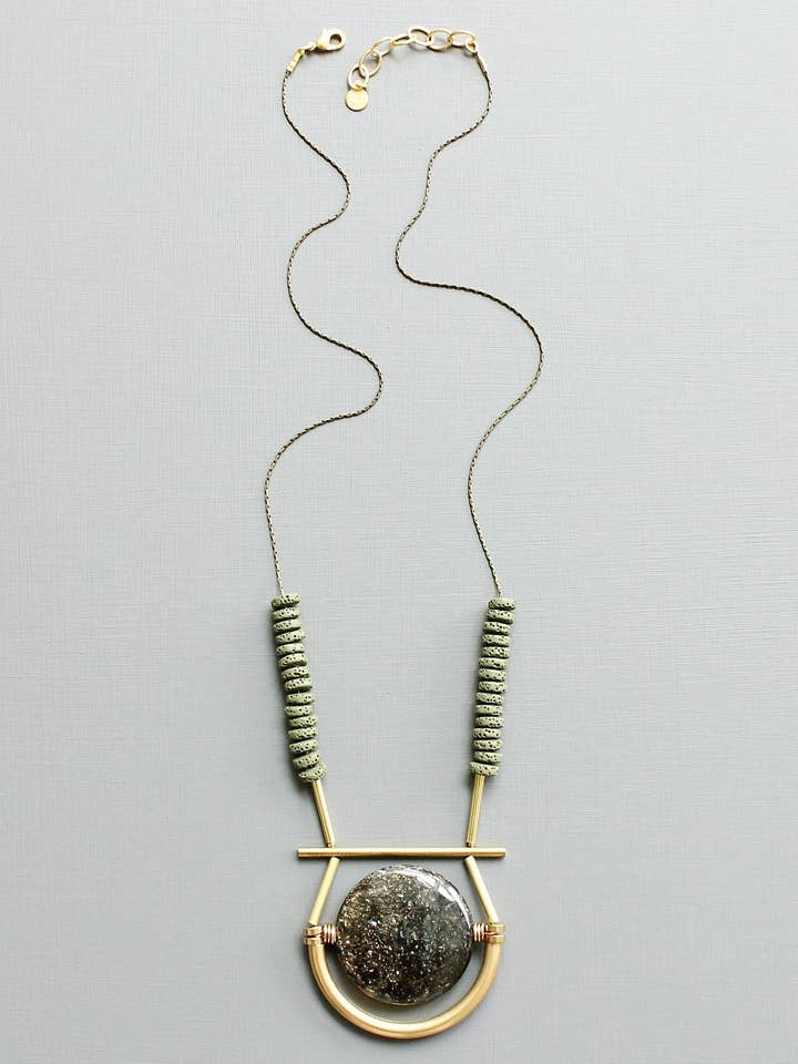 Collier pendentif géométrique noir et mousse LEX223 pour la vente par David Aubrey Jewelry