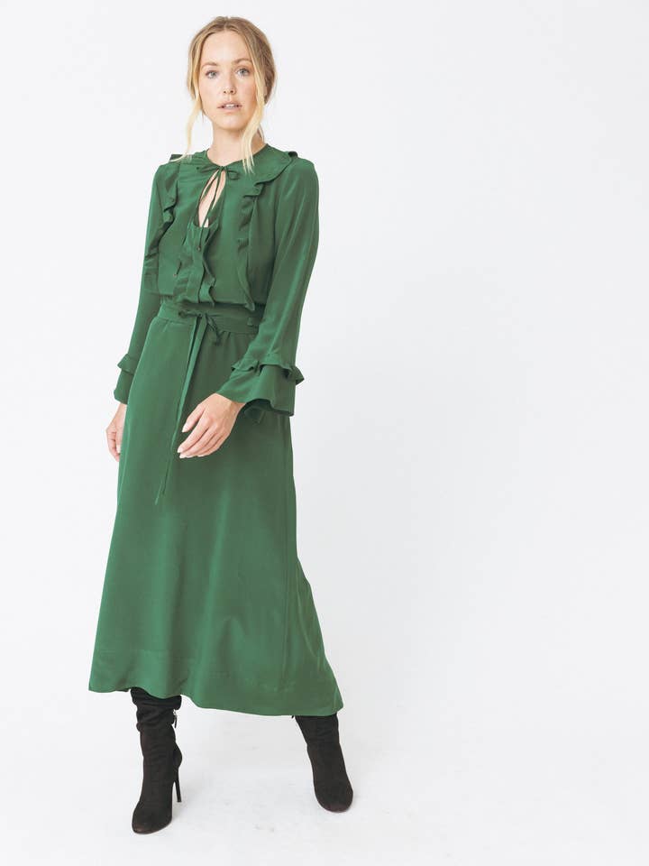 Robe verte en soie à encolure ronde volantée pour la vente par ANT WOMAN COLLECTION