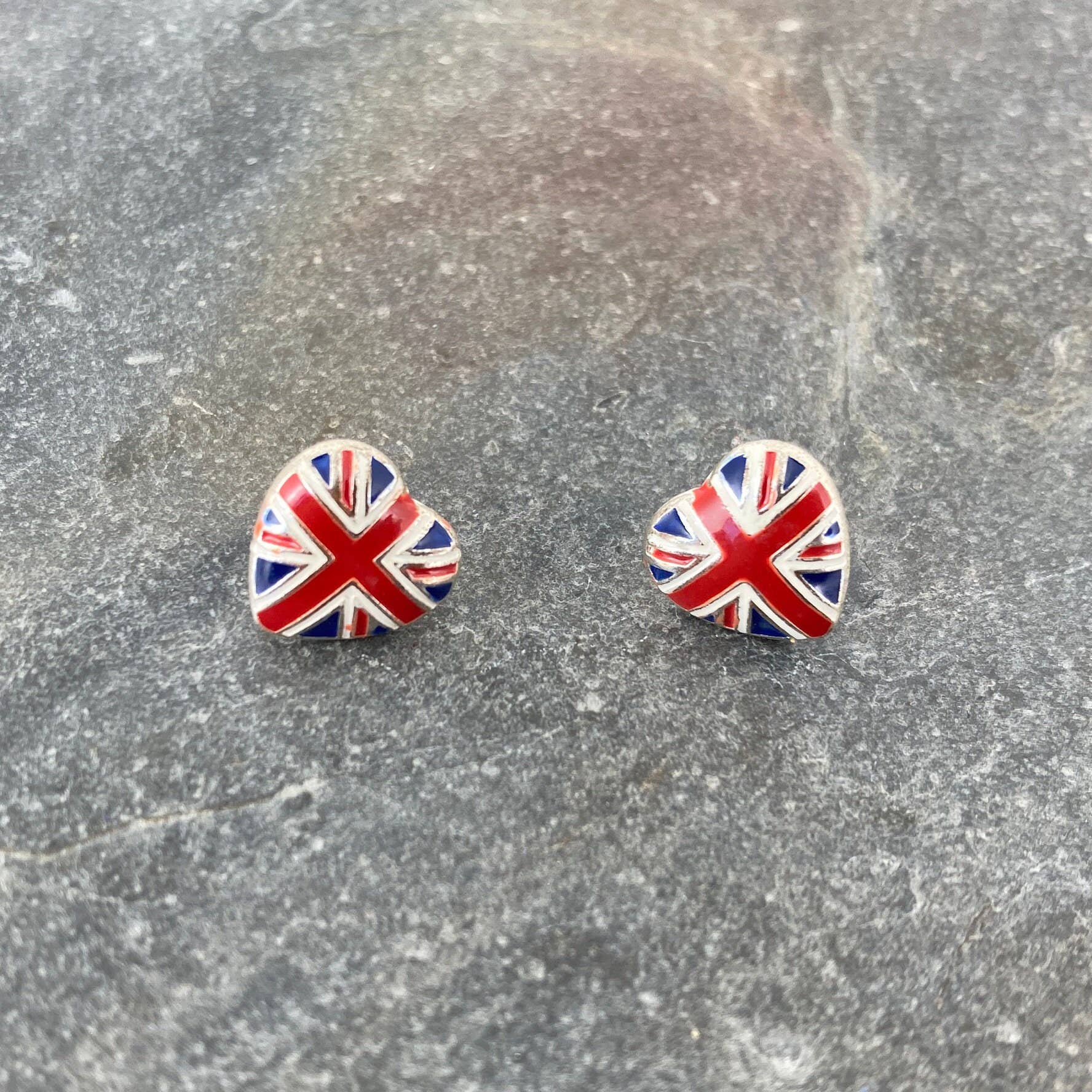 Alexander Thurlow & Co Ltd - Vendita all'ingrosso Orecchini a bottone - Orecchini a perno a forma di cuore con bandiera rossa britannica Union Jack1