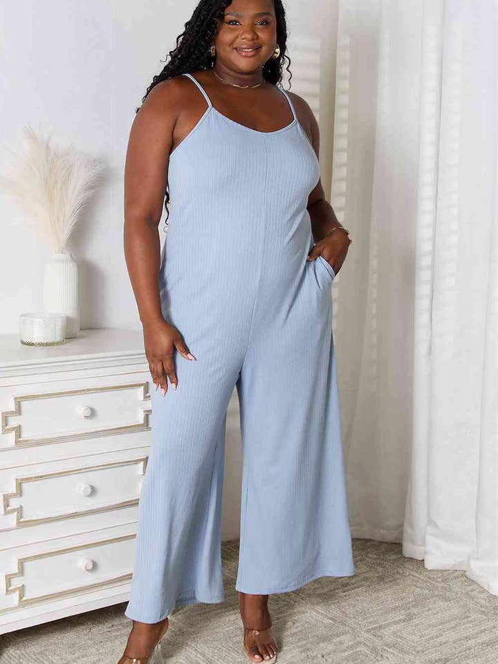 Combinaison Basic Bae pleine taille à bretelles spaghetti et col en V pour la vente par Fashion Quality Boutik