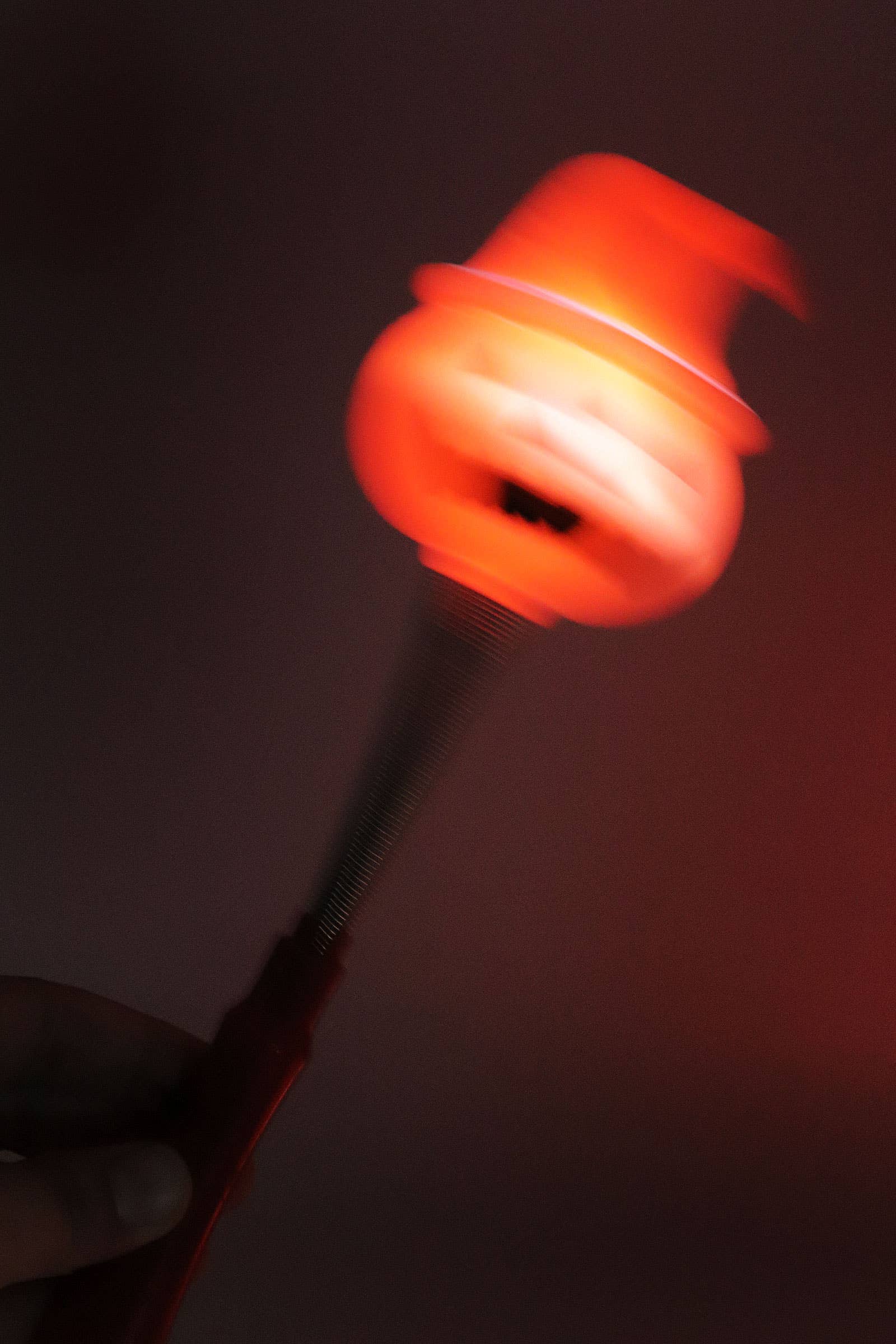 ASSORTI Baguette lumineuse à LED avec tête de Halloween suspendue sur ressort en vente sur Faire4