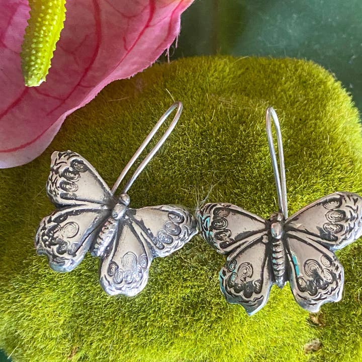 Orecchini falena in seta per la vendita all'ingrosso da parte di Hi Octane | SilverBotanica
