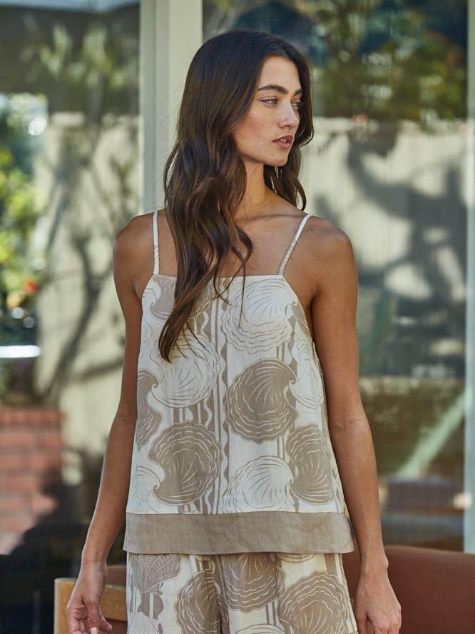 L9736T2 | Haut à encolure tube en rayonne tissée avec détails imprimés pour la vente par By Together